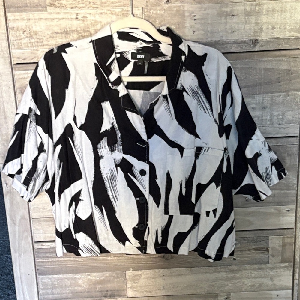 DKNY Black and White Abstract Cropped Button Top